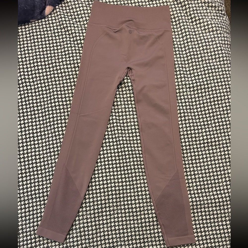 💜 Lululemon Women’s ZONE IN Yoga Compression Tights in a Lavender/Gray Size: 2-4